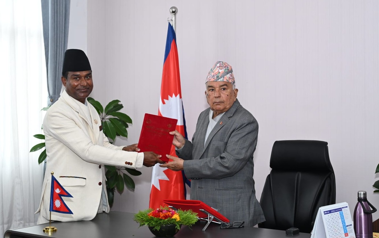 सम्माननीय राष्ट्रपतिज्यूलाई मधेशी आयोगको सातौ वार्षिक प्रतिवेदन बुझाउनुहुदै कार्यवाहक अध्यक्ष जीवछ साहज्यू